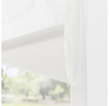 Detailaufnahme eines weißen Rollos vor einem Fenster
