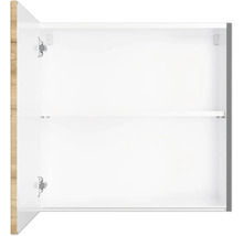 Offener Badezimmerschrank mit Einlegeboden