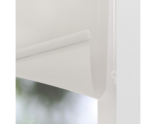 Detailansicht eines weißen Rollos mit Kettenzug zur Fensterdekoration