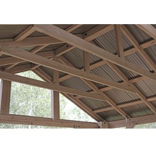Detailansicht der Holzkonstruktion und des Metalldachs eines Pavillons