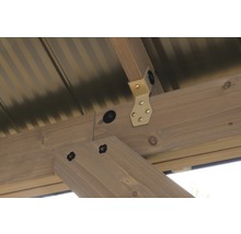 Detailansicht der Holzkonstruktion eines Gartenhauses mit Metallwinkel und Schrauben