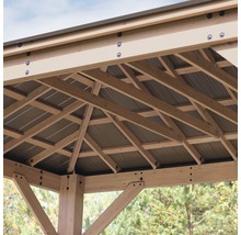 Detailansicht einer Holzpergola mit Metalldach