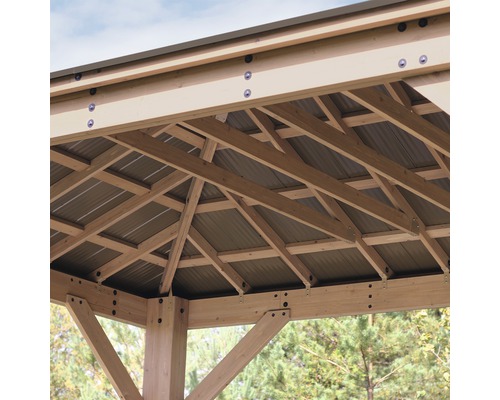 Detailansicht einer Holzpergola mit Metalldach