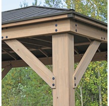 Detailansicht eines Holzpavillons mit Metalldach