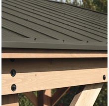 Detailansicht eines Gartenpavillons mit Metalldach und Holzkonstruktion