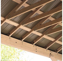Detailansicht des Dachs einer Holzpergola mit Metalleindeckung