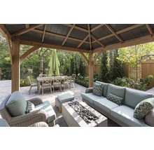 Gartenpavillon mit Esstisch, Stühlen, Lounge-Möbeln und Feuerstelle