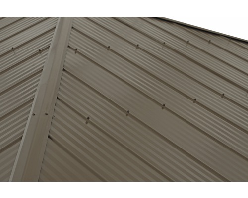 Nahaufnahme einer Dachkonstruktion aus Metallpaneelen