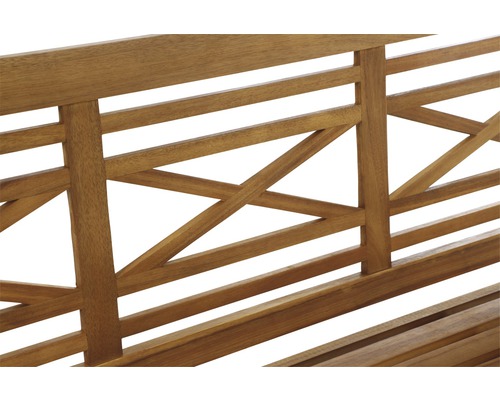 Detailaufnahme einer Holzbank mit gekreuzten Streben im Rückenbereich