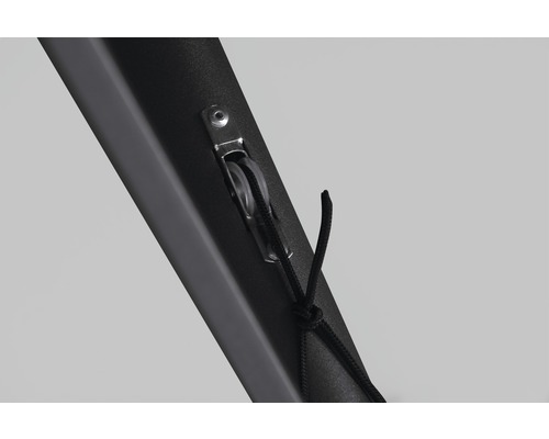 Detailansicht eines Seilzugs an einem Sonnenschirmmast