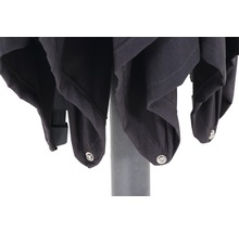 Detailansicht eines Sonnenschirms mit Stoffbespannung und Knopfverschluss