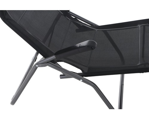 Detailansicht eines schwarzen Gartenstuhls mit Netzbespannung und Armlehne