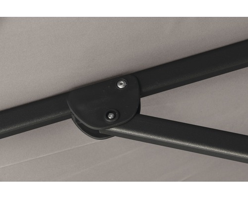 Detailaufnahme des Gestells eines Sonnenschirms mit Schrauben