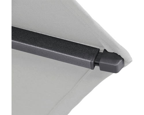 Detailansicht einer Markise mit Metallrahmen und Stoffbespannung.