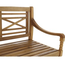 Detailansicht einer Gartenbank aus Holz mit Armlehne und Rückenlehne mit Querstreben