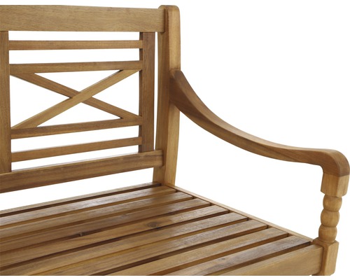 Detailansicht einer Gartenbank aus Holz mit Armlehne und Rückenlehne mit Querstreben