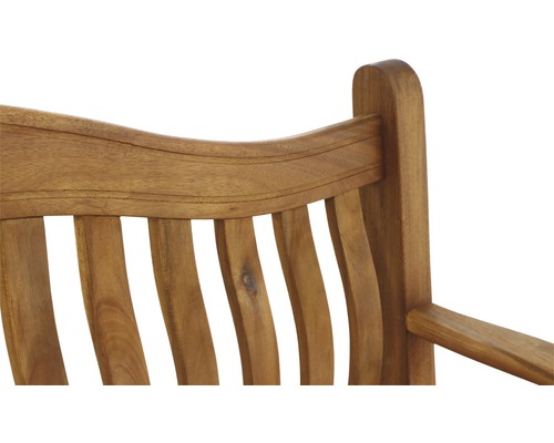 Detailaufnahme der Rückenlehne einer Holzbank für den Garten