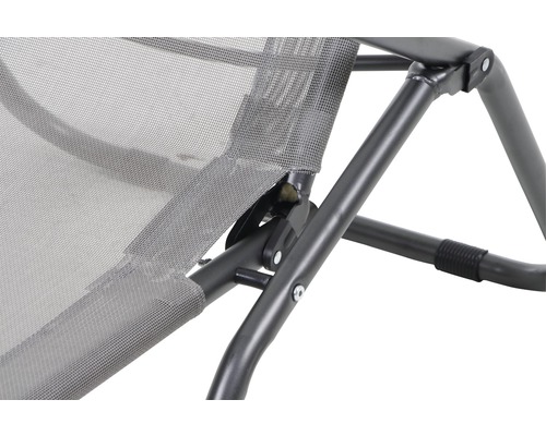 Detailaufnahme eines Relaxsessels mit Metallgestell und Textilbespannung