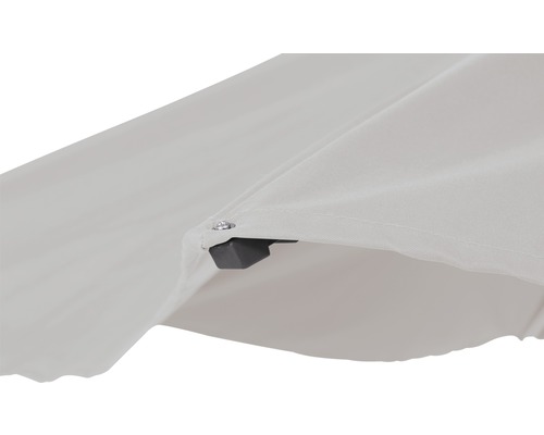 Detailaufnahme einer Sonnenschirmbespannung mit Befestigungselement.