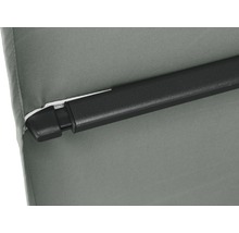 Detailansicht einer Markise mit schwarzer Stange und Stoff
