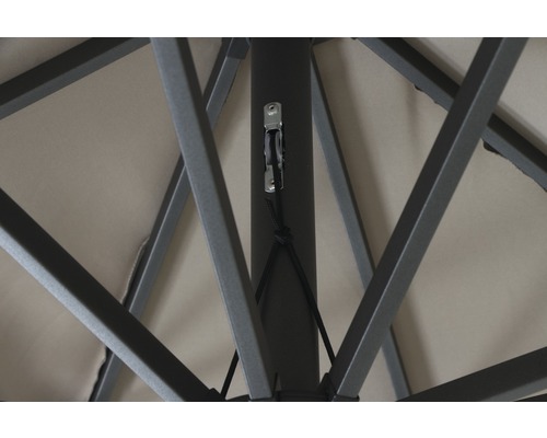 Detailansicht Unterseite eines Sonnenschirms mit Gestänge und Befestigung