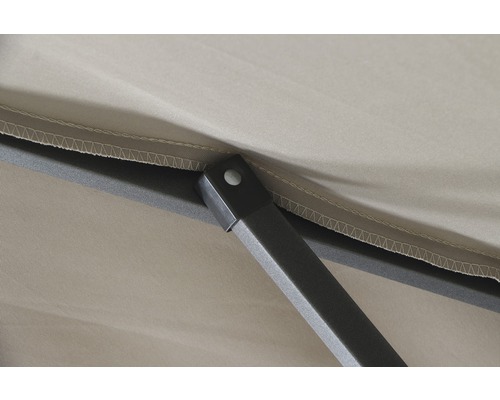 Detailansicht eines Pavillons mit Stoffdach und Metallrahmen