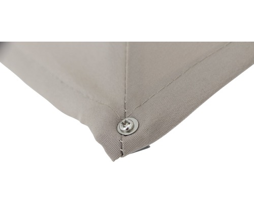 Detailansicht einer Textilplane mit Schraube