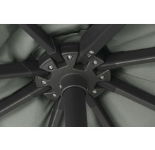 Detailansicht der Mechanik eines Sonnenschirms mit Streben und Schrauben