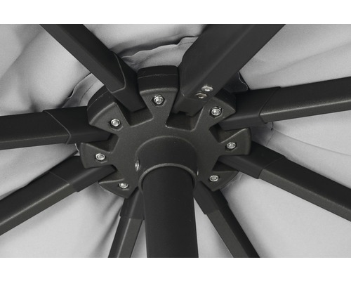 Detailaufnahme des Gestells eines Sonnenschirms mit Streben