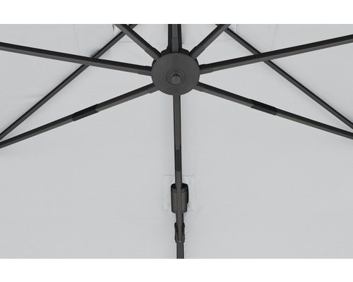 Detailansicht der Streben und des Mastes eines Sonnenschirms