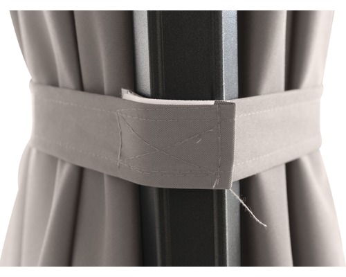 Detailansicht einer Stoffgardine mit Band am Pfosten