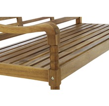 Detailansicht einer Gartenbank aus Holz mit Armlehne