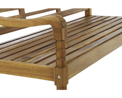 Detailansicht einer Gartenbank aus Holz mit Armlehne