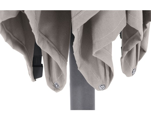 Detailansicht eines Sonnenschirms mit Stoffbespannung