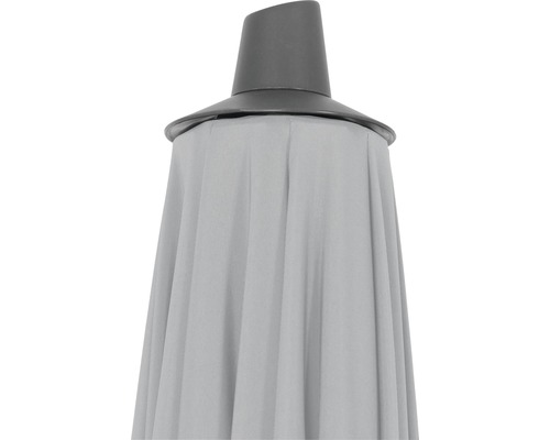 Detailansicht eines geschlossenen Sonnenschirms mit grauem Bezug und Aufsatz