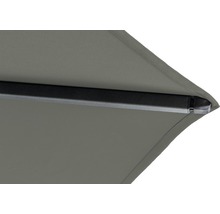 Detailansicht eines Sonnenschirms mit Stoffbespannung und Metallgestell