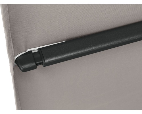 Detailansicht einer Gelenkarmmarkise mit schwarzem Rahmen und Stoff