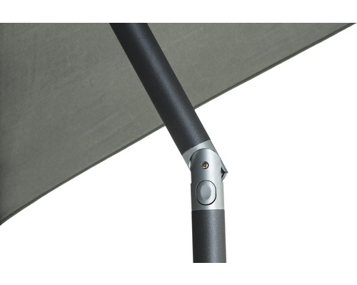 Detailansicht eines Sonnenschirms mit Aluminiumgestell