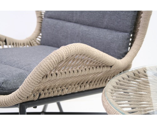 Nahaufnahme eines Sessels mit Seilgeflecht und grauen Kissen