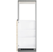 Küchenhochschrank mit Regalböden und einer geöffneten Tür