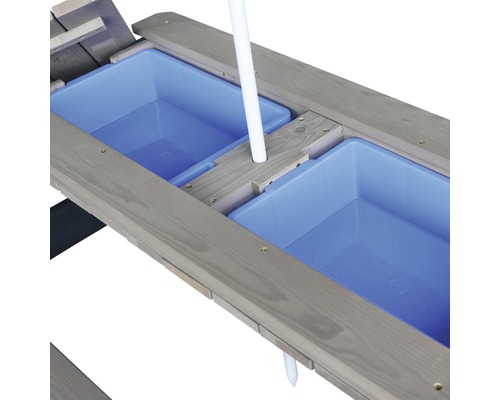 Detailansicht eines Kinderspieltisches mit zwei blauen Wannen und einem Sonnenschirmhalter.