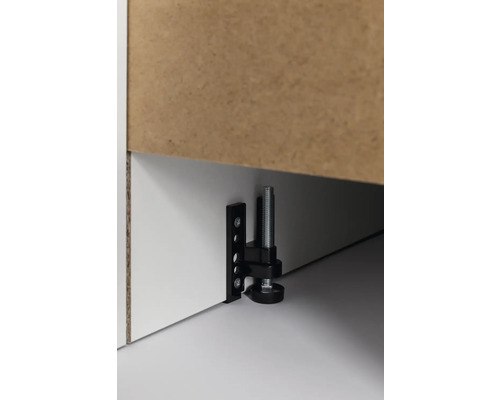 Detailansicht eines Möbelstücks mit einem verstellbaren Nivellierfuß zur Anpassung an unebene Böden.