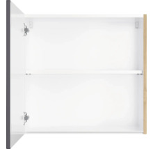 Geöffneter Badezimmerschrank mit Einlegeboden