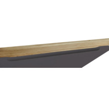 Detailansicht einer Holzplatte mit einer Aussparung für einen Griff