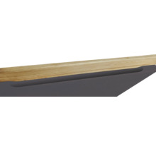 Detailansicht einer Tischplatte aus Holz mit Griffmulde