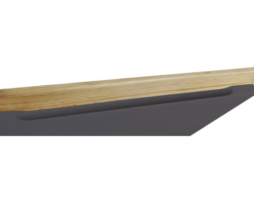 Detailansicht einer Tischplatte aus Holz mit Griffmulde