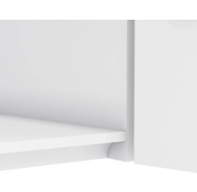 Detailaufnahme eines weißen Regals mit Ablagefläche