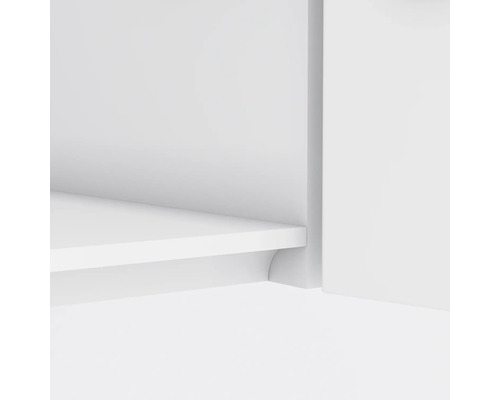 Detailansicht eines weißen Regals mit Fachboden