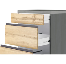 Detailansicht eines Badezimmerschranks mit Holzfronten und offenen Schubladen