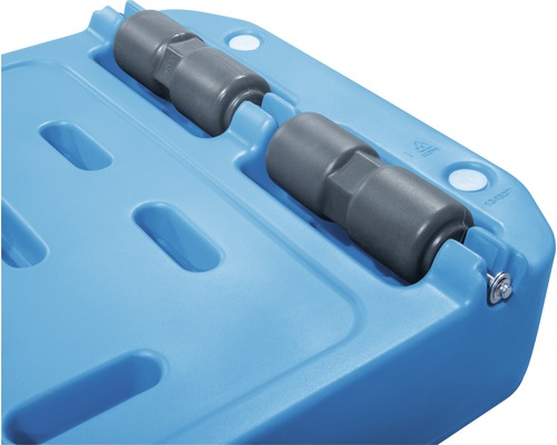 Detailansicht einer blauen Transportrollerplatte mit grauen Rollen